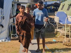 Wajah RS di Nagekeo Usai Gempa: Ruang Retak, Pasien Dirawat di Tenda Panas