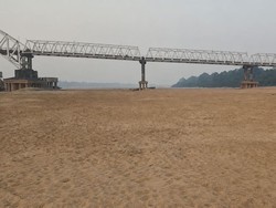 Sungai Barito Mengering, Bawah Jembatan Kalahien Bak Gurun Pasir