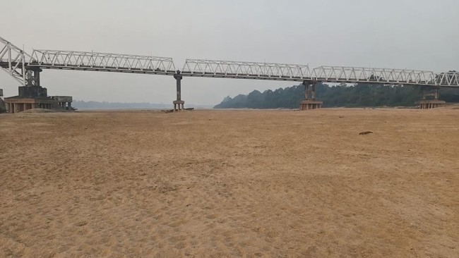 Sungai Barito Mengering, Bawah Jembatan Kalahien Bak Gurun Pasir. dok. istimewa via detik.com