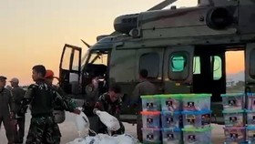 Helikopter Caracal TNI AU Antar Bantuan Gempa ke Pulau Palue NTT