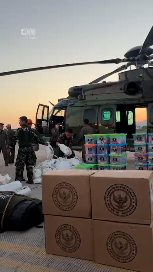Helikopter Caracal TNI AU Antar Bantuan Gempa ke Pulau Palue NTT