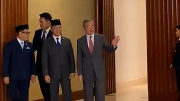 Sugiono Terima Kunjungan Menlu China Wang Yi di Jakarta