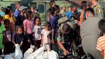 Suasana Warga Palue NTT Sambut Heli Pembawa Bantuan Gempa