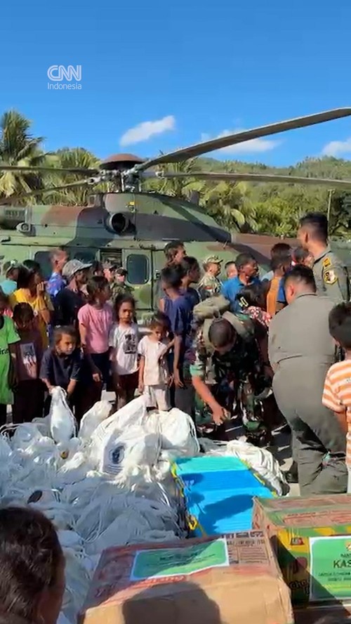 Suasana Warga Palue NTT Sambut Heli Pembawa Bantuan Gempa