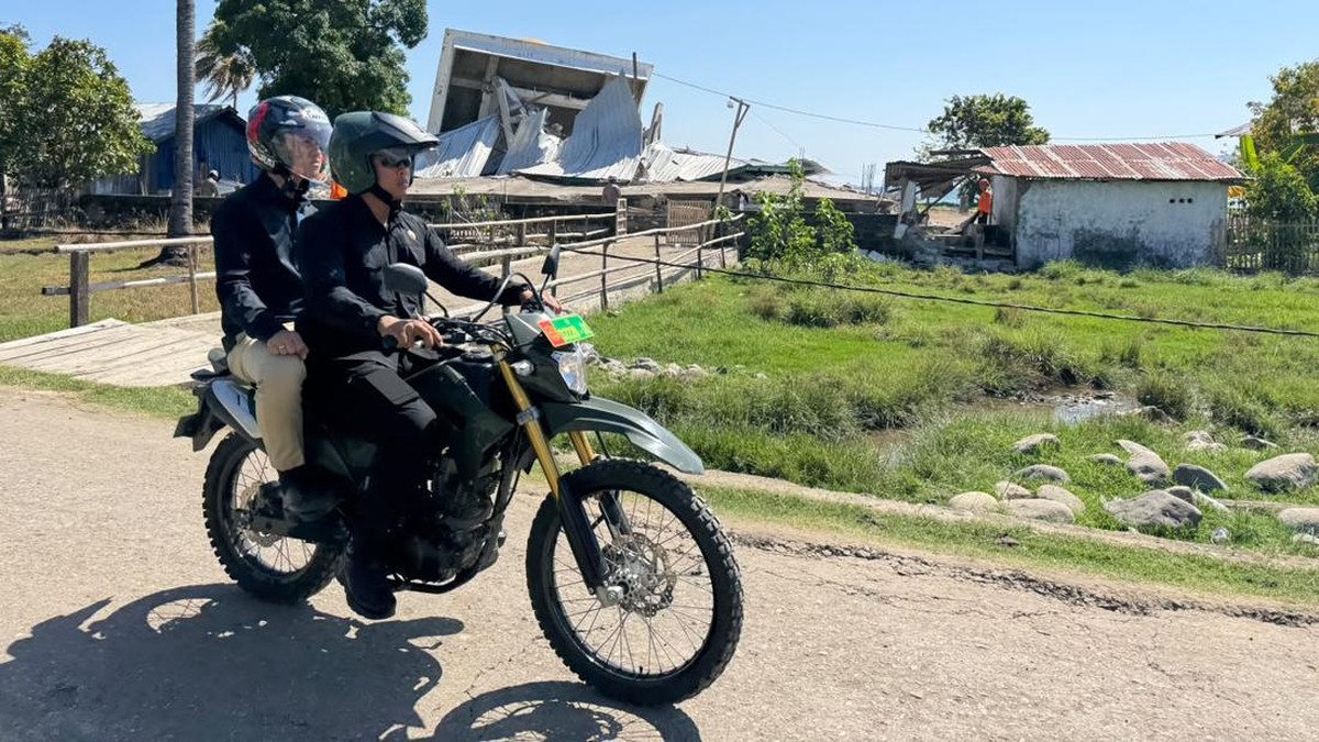 Potret Gibran Motoran, Cek Korban Gempa di Wilayah Terpencil NTT