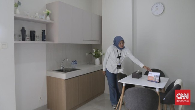 Pengunjung mengamati contoh Hunian Terjangkau Manggarai tipe 45 di Jakarta, Jumat (21/8/2026). PT KAI (Persero) akan membangun hunian vertikal yang terintegrasi dengan transportasi publik diatas lahan 2.2 hektare dengan total 3.784 unit. CNN Indonesi