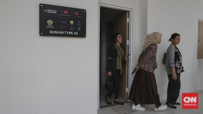 Pengunjung mengamati contoh Hunian Terjangkau Manggarai tipe 45 di Jakarta, Jumat (21/8/2026). PT KAI (Persero) akan membangun hunian vertikal yang terintegrasi dengan transportasi publik diatas lahan 2.2 hektare dengan total 3.784 unit. CNN Indonesi