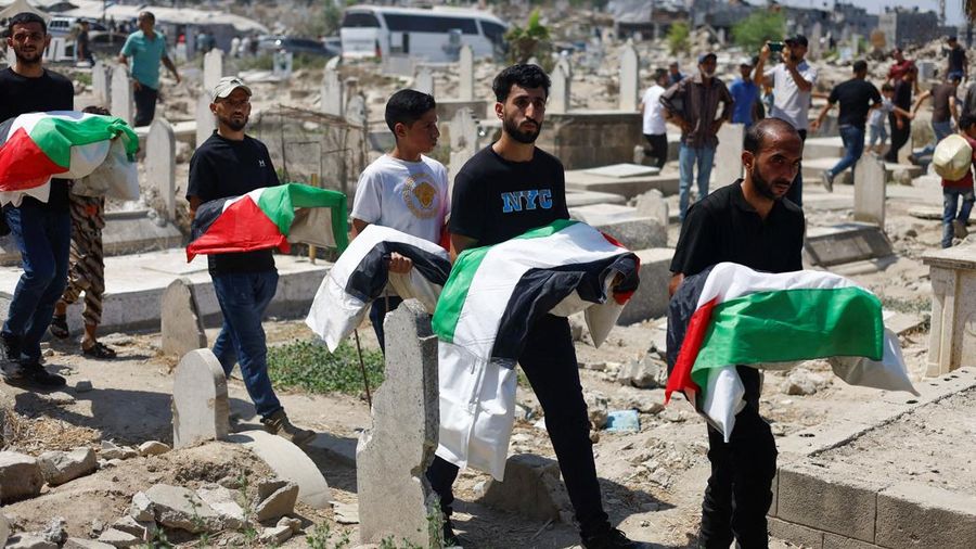 Warga Palestina membawa jenazah saat menghadiri pemakaman 50 orang dari tiga family nan tewas dalam perang dan nan jenazahnya baru-baru ini dievakuasi dari bawah reruntuhan, di Kota Gaza, 20 Agustus 2026.