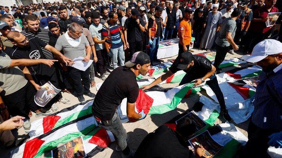 Warga Palestina menghadiri pemakaman 50 orang dari tiga family nan tewas selama perang dan jenazahnya baru-baru ini dievakuasi dari bawah reruntuhan, di Kota Gaza, 20 Agustus 2026.