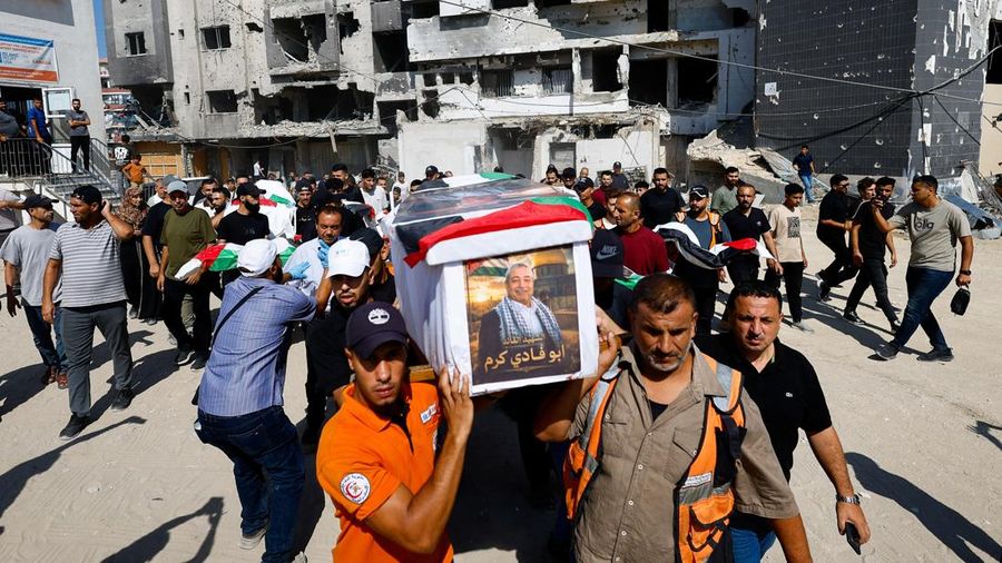 Warga Palestina menghadiri pemakaman 50 orang dari tiga family nan tewas selama perang dan jenazahnya baru-baru ini dievakuasi dari bawah reruntuhan, di Kota Gaza, 20 Agustus 2026.