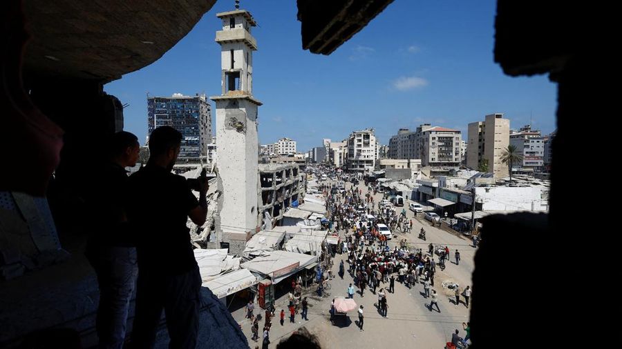 Warga Palestina menghadiri pemakaman 50 orang dari tiga family nan tewas selama perang dan jenazahnya baru-baru ini dievakuasi dari bawah reruntuhan, di Kota Gaza, 20 Agustus 2026.