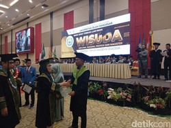 Momen Haru Wisudawan Asal NTT Batal Didampingi Ortu Akibat Gempa