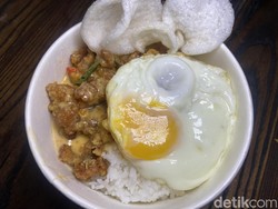 Rela Antre 1 Jam, Cicip Chicken Salted Egg Viral Rp 155 Ribu dari Singapura!
