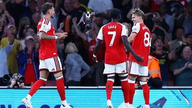 Soccer Football - Premier League - Arsenal v Coventry City - Emirates Stadium, London, Britain - August 21, 2026 Arsenal's Martin Odegaard celebrates scoring their third goal with Bukayo Saka and Ben White REUTERS/Hannah Mckay EDITORIAL USE ONLY. NO