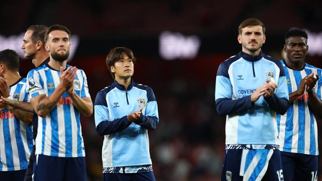 Soccer Football - Premier League - Arsenal v Coventry City - Emirates Stadium, London, Britain - August 21, 2026 Coventry City's Tatsuhiro Sakamoto applauds fans after the match REUTERS/Hannah Mckay EDITORIAL USE ONLY. NO USE WITH UNAUTHORIZED AUDIO,