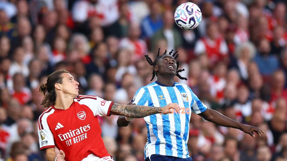 Soccer Football - Premier League - Arsenal v Coventry City - Emirates Stadium, London, Britain - August 21, 2026 Arsenal's Riccardo Calafiori in action with Coventry City's Loum Tchaouna Action Images via Reuters/Peter Cziborra EDITORIAL USE ONLY. NO