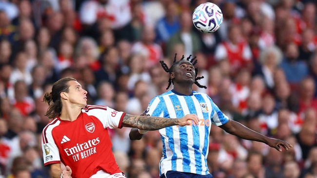 Soccer Football - Premier League - Arsenal v Coventry City - Emirates Stadium, London, Britain - August 21, 2026 Arsenal's Riccardo Calafiori in action with Coventry City's Loum Tchaouna Action Images via Reuters/Peter Cziborra EDITORIAL USE ONLY. NO