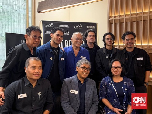 Cast Laut Bercerita Arswendi Bening Swara, Ben Nugroho, produser Wisnu Darmawan, aktor Kevin Julio, Dewa Dayana, sutradara Yosep Anggi Noen, produser Budi Setyarso, Arif Z di media Luncheon,  Adityawarman, Jakarta Selatan, Jumat (21/8/2026) .