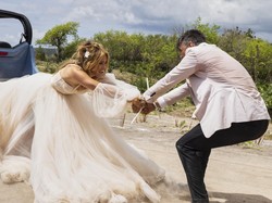 Sinopsis Shotgun Wedding: Ketika Pernikahan Berubah Jadi Misi Penyelamatan