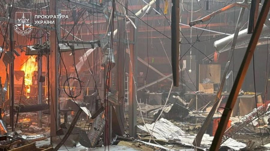 Dampak serangan pesawat nirawak Rusia di letak pusat perbelanjaan nan dihantam serangan pesawat nirawak Rusia di Kryvyi Rih, di tengah serangan Rusia terhadap Ukraina, di wilayah Dnipropetrovsk, Ukraina, pada 21 Agustus 2026. (Handout/REUTERS)