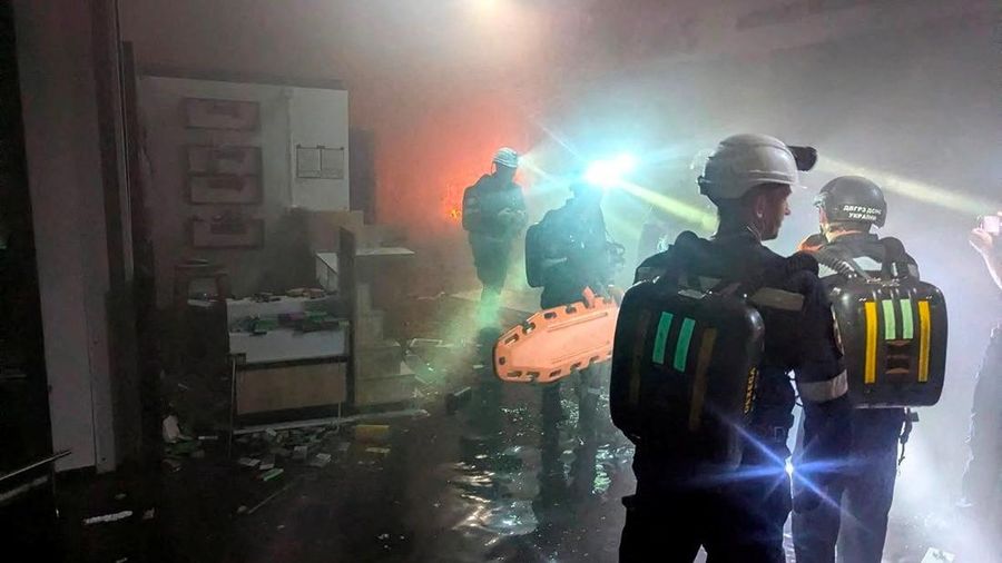 Dampak serangan pesawat nirawak Rusia di letak pusat perbelanjaan nan dihantam serangan pesawat nirawak Rusia di Kryvyi Rih, di tengah serangan Rusia terhadap Ukraina, di wilayah Dnipropetrovsk, Ukraina, pada 21 Agustus 2026. (Handout/REUTERS)