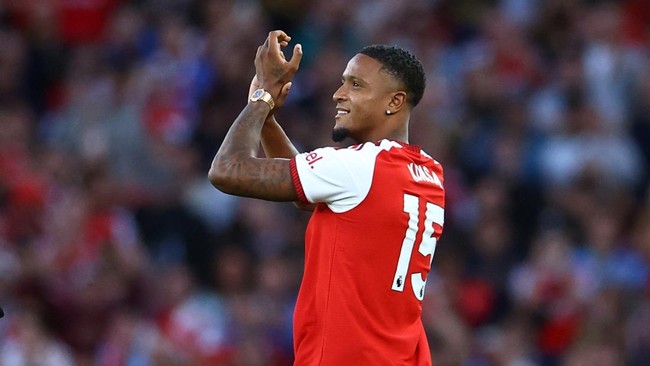 Soccer Football - Premier League - Arsenal v Coventry City - Emirates Stadium, London, Britain - August 21, 2026 New signing Arsenal's Ezri Konsa is presented to the crowd inside the stadium before the match Action Images via Reuters/Peter Cziborra E