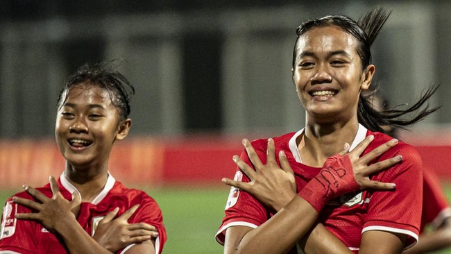 Pesepak bola Timnas Putri Garuda Pertiwi U16 Indonesia Jazlyn Kayla (kanan) bersama rekan setimnya Shifana Rizka (kiri) berselebrasi usai mencetak gol ke gawang Timnas Putri U16 Yordania pada semifinal Piala Srikandi Merdeka 2026 di Supersoccer Arena