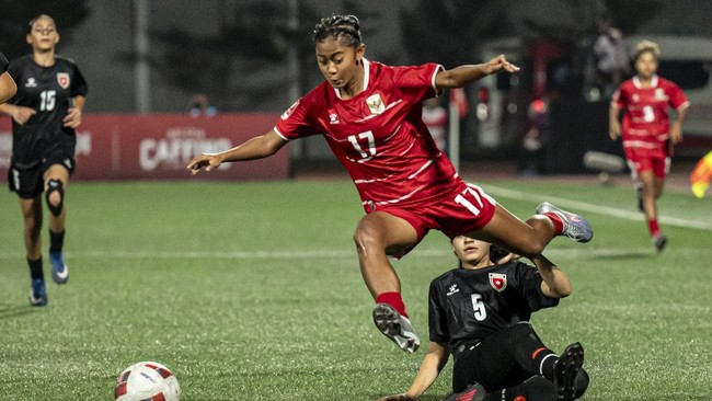 Pesepak bola Timnas Putri Garuda Pertiwi U16 Indonesia Shifana Rizka (kedua kiri) berusaha menghindari tekel pesepak bola Timnas Putri U16 Yordania Nuha Essa (kedua kanan) pada semifinal Piala Srikandi Merdeka 2026 di Supersoccer Arena, Kudus, Jawa T