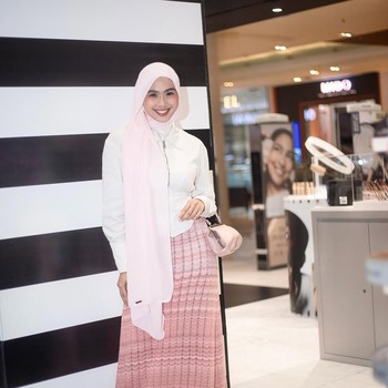 Get The Look: Ide Gaya Feminin dan Fresh ala Afina Syifa
