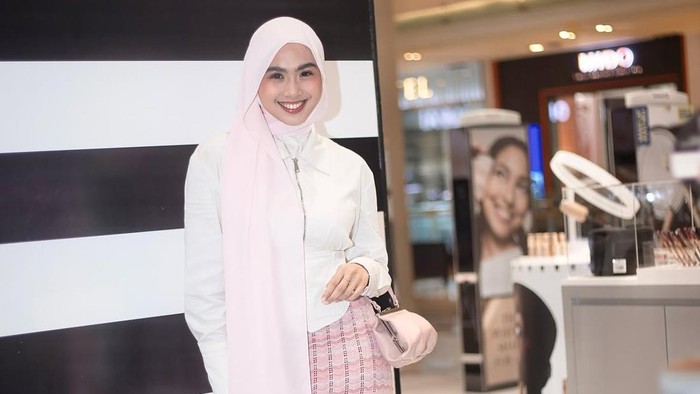 Get The Look: Ide Gaya Feminin dan Fresh ala Afina Syifa