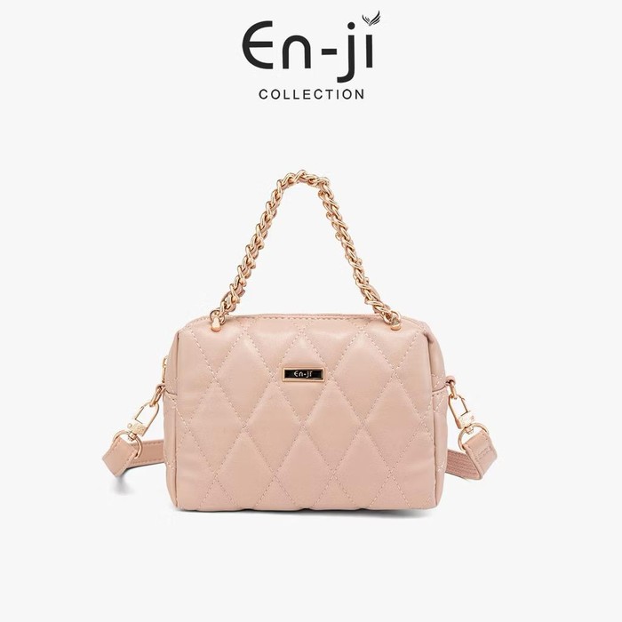 Get The Look: Ide Gaya Feminin dan Fresh ala Afina Syifa