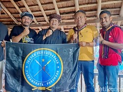 Uluran Tangan Warga Flobamorata NTT untuk Kampung Adat Ciptamulya