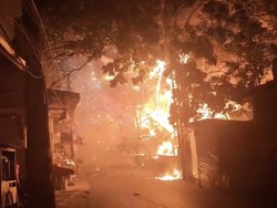 Pabrik Mebel di Kalideres Jakbar Kebakaran, 23 Unit Damkar Dikerahkan