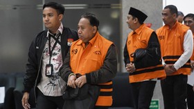 KPK ungkap dugaan korupsi penerimaan mahasiswa baru di Unsoed, melibatkan guru SMA dan pejabat universitas. Enam tersangka ditetapkan.