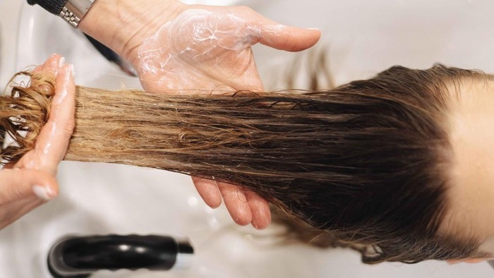 Catat! Ini Manfaat Creambath Sesuai Tipe Rambut, Kapan Sebaiknya Dilakukan?
