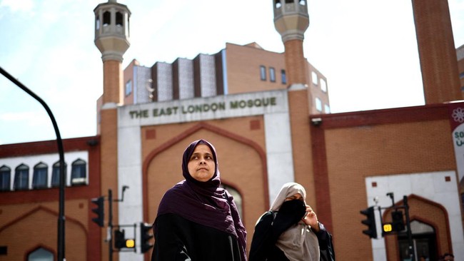 Muslims leave after the Eid Al-Fitr prayer, which  marks the end of the holy month of Ramadan, at Bradford Central Mosque in Bradford, northern England on May 13, 2021. (Photo by OLI SCARFF / AFP)