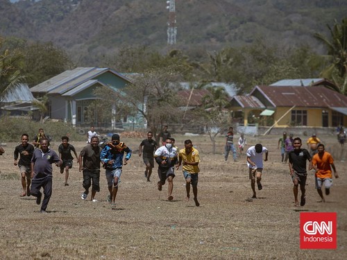 TNI Angkatan Udara (TNI AU) terus menyalurkan bantuan logistik bagi masyarakat yang terdampak gempa bumi di Nusa Tenggara Timur (NTT).  (CNN Indonesia/Adi ibrahim)