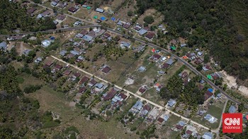 TNI Angkatan Udara (TNI AU) terus menyalurkan bantuan logistik bagi masyarakat yang terdampak gempa bumi di Nusa Tenggara Timur (NTT).  (CNN Indonesia/Adi ibrahim)