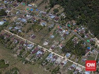 TNI Angkatan Udara (TNI AU) terus menyalurkan bantuan logistik bagi masyarakat yang terdampak gempa bumi di Nusa Tenggara Timur (NTT).  (CNN Indonesia/Adi ibrahim)
