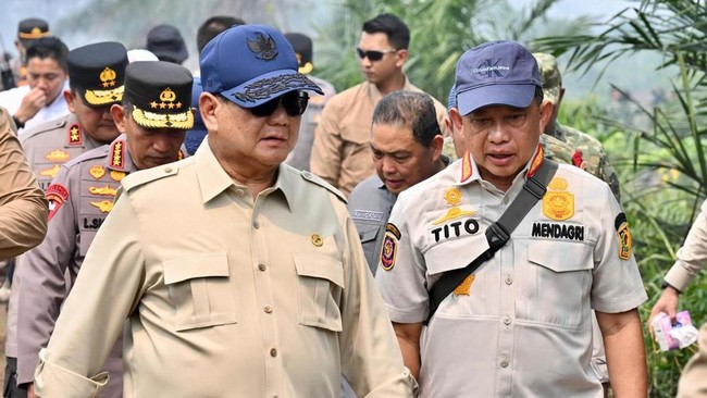 Menteri Dalam Negeri (Mendagri) Muhammad Tito Karnavian mendampingi Presiden Prabowo Subianto meninjau langsung penanganan kebakaran hutan dan lahan (karhutla) di Desa Limbung, Kabupaten Kubu Raya, Kalimantan Barat, Sabtu (22/8/2026).