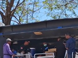 Video Tanggap Bencana, Brimob Polda NTT Salurkan 865 Porsi Makanan Harian di Nagekeo