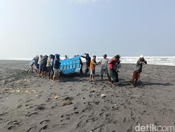 Nelayan Tewas Usai Perahu Pecah Dihantam Ombak di Pantai Drajit Lumajang