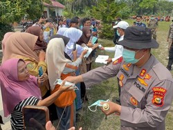 Polda Riau dan Dinkes Cek Kesehatan Warga Terdampak Asap Karhutla Pelalawan