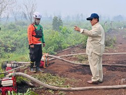 Prabowo Tinjau Lokasi Karhutla di Kalbar, Sempat Berbincang dengan Petugas
