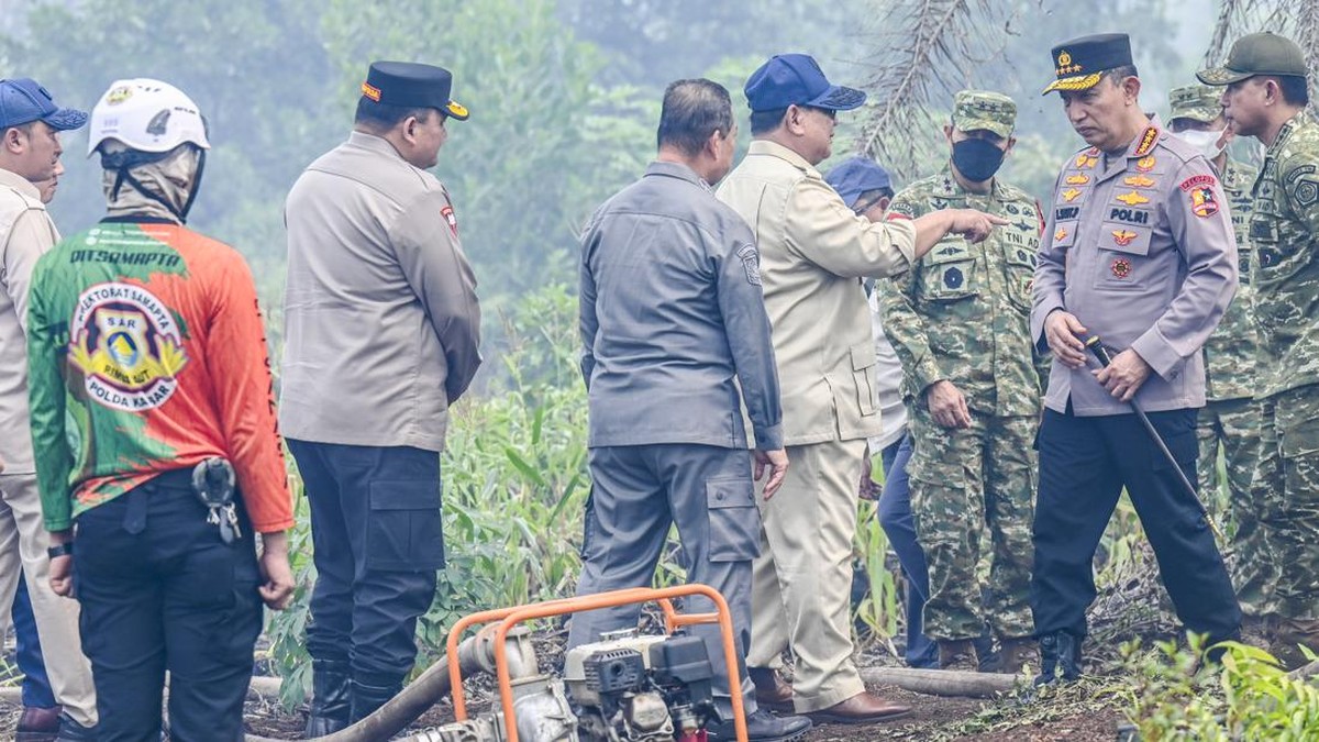 Prabowo Tinjau Lokasi Kebakaran Hutan dan Lahan di Pontianak