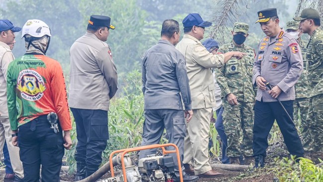 Prabowo Tinjau Lokasi Kebakaran Hutan dan Lahan di Pontianak