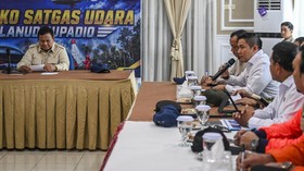 Presiden Prabowo Subianto (kiri) memimpin rapat didampingi Sekretaris Kabinet Teddy Indra Wijaya (kedua kanan) di Landasan Udara Supadio, Kubu Raya, Kalimantan Barat, Sabtu (22/8/2026). Presiden Prabowo telah memberikan instruksi kepada jajaran TNI d