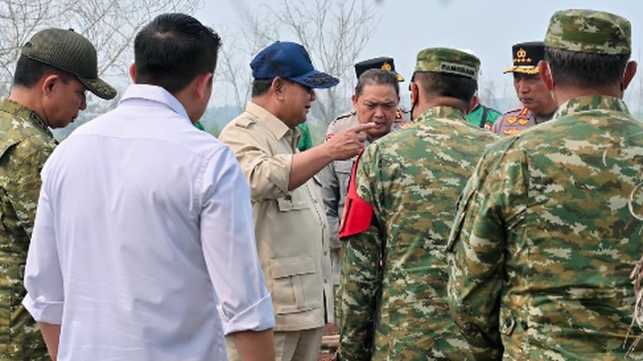 Presiden Prabowo Subianto tinjau letak kebakaran htan di Kalimantan Barat, Sabtu (22/8/2026). (Instagram/sekretariat.kabinet)