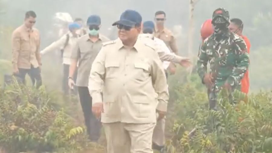Presiden Prabowo Subianto tinjau letak kebakaran htan di Kalimantan Barat, Sabtu (22/8/2026). (YouTube/Sekretariat Presiden)