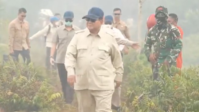Tanpa Masker, Prabowo Tinjau Kebakaran Hutan Kalimantan